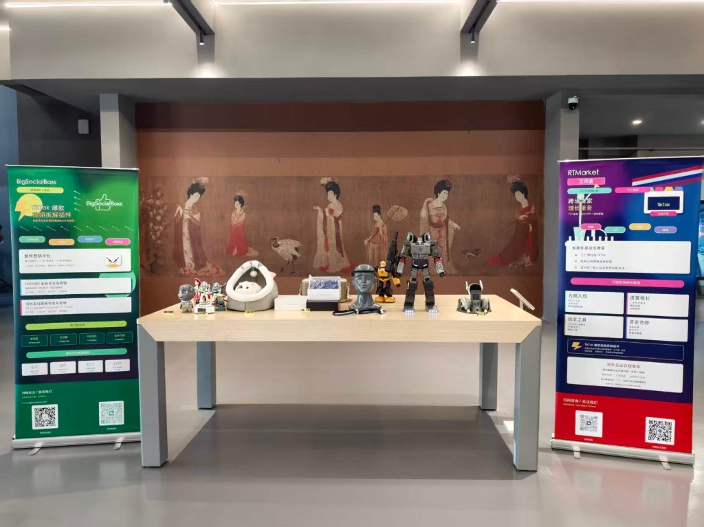 展厅里的 BigSocialBoss 场地展架